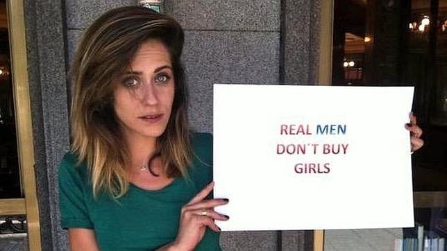 La actriz María León sujeta un mensaje reivindicativo en el Café Comercial