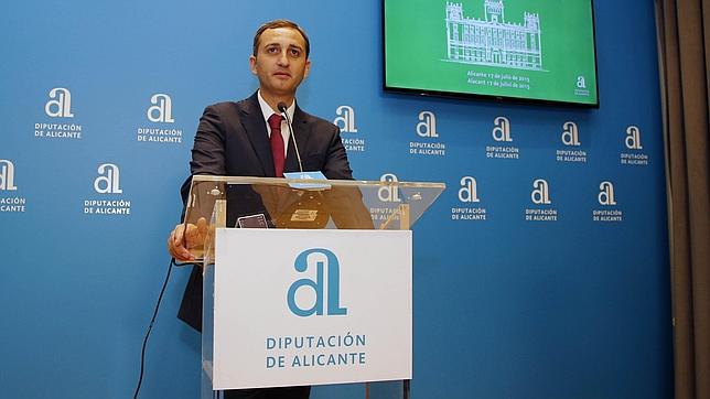 La Diputación de Alicante ahorrará 405.000 euros al año en cargos de confianza