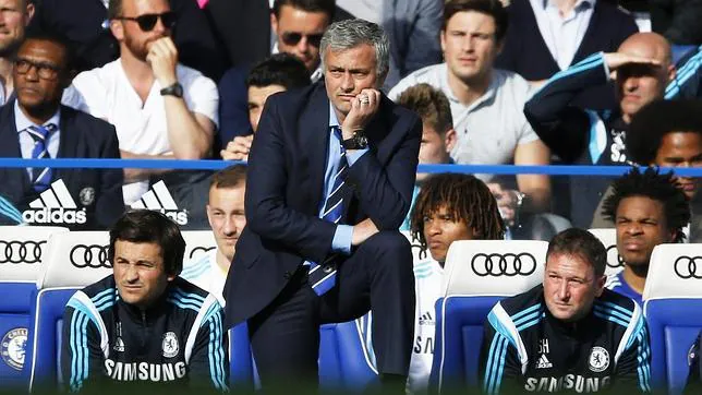 José Mourinho sigue un partido del Chelsea de pie desde el banquillo, con Rui Faria a su derecha