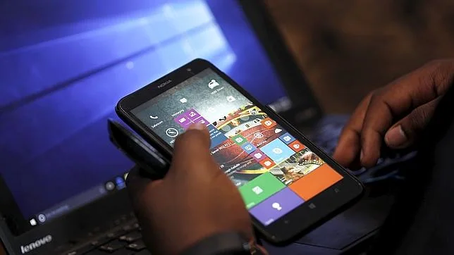 Un usuario instala Windows 10 en su ordenador y «smartphone»