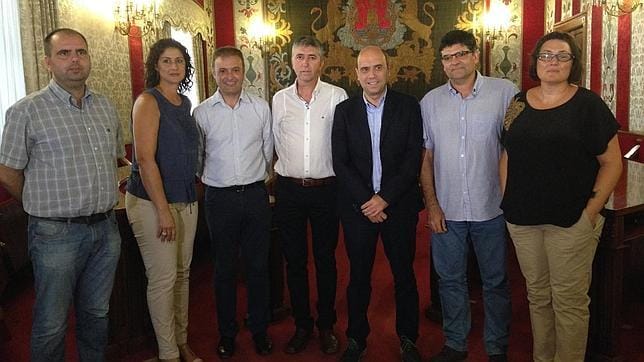 Rafael Climent, en el centro de la imagen, junto a miembros del ejecutivo local