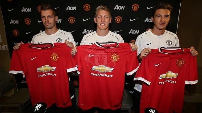 Schneiderlin, Schweinsteiger y Darmian posan con la camiseta del Manchester United