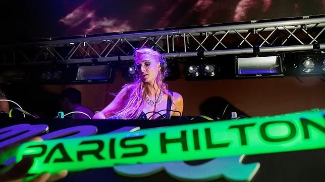 Paris Hilton pinchando en la discoteca Amnesia