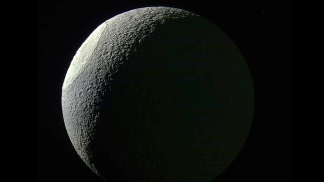 El misterioso cráter de «Tetis», luna de Saturno