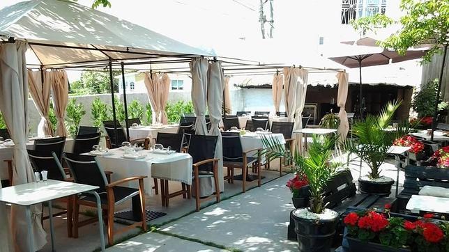 Una soleada terraza y buena comida es parte de la oferta de este bonito restaurante de Oleiros