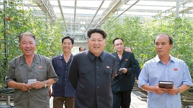 El líder norcoreano, Kim Jong-un, durante su visita al Instituto de Ciencia Vegetal de Pyongyang