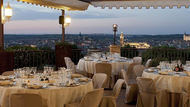 Sus amplias terrazas panorámicas con capacidad para más de 270 comensales son el lugar perfecto para pasar una velada