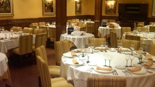 El restaurante tiene dos plantas, su decoración es castellana moderna