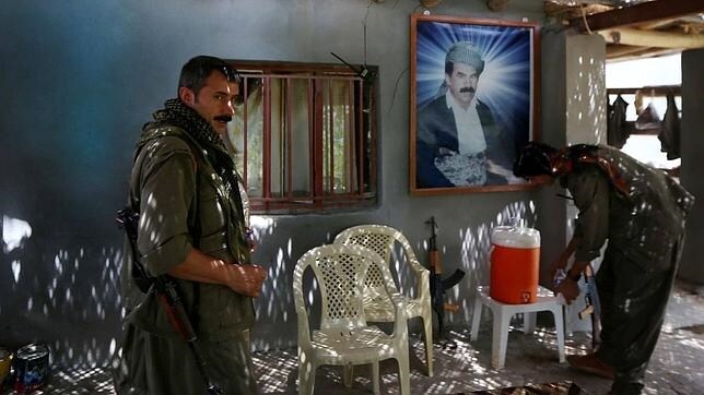 Miembros del PKK junto a un retrato de su líder encarcelado, Abdullah Öcalan