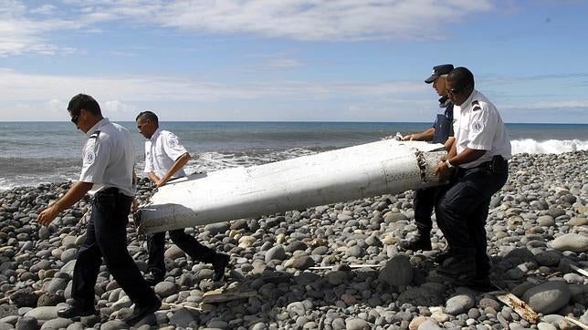 Llega a París el fragmento del avión de Malaysia Airlines hallado en la costa de Reunión