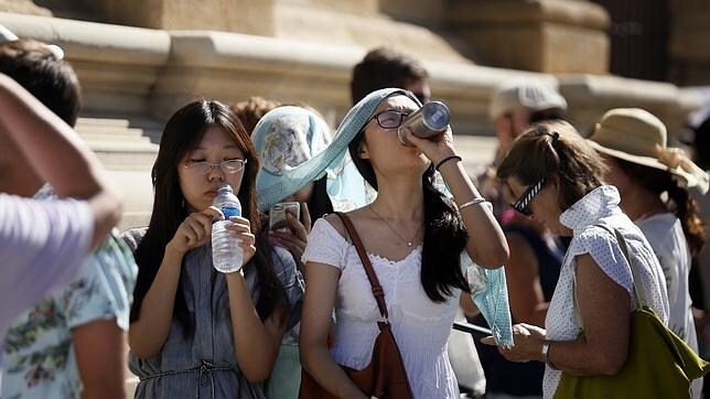 Turistas hidratándose en Sevilla durante este mes de julio