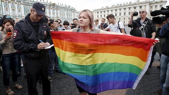 Detienen a homosexuales rusos que se manifestaban en San Petersburgo