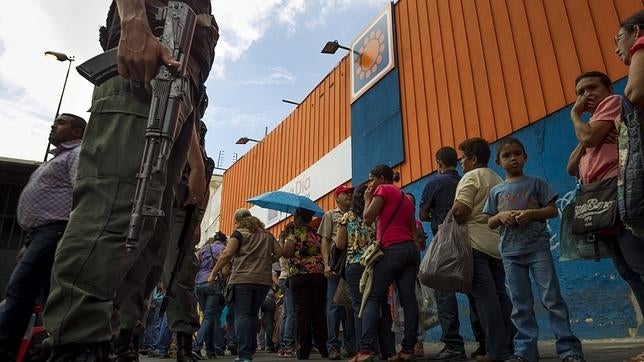 El saqueo al supermercado de Venezuela aviva las críticas por la crisis alimentaria