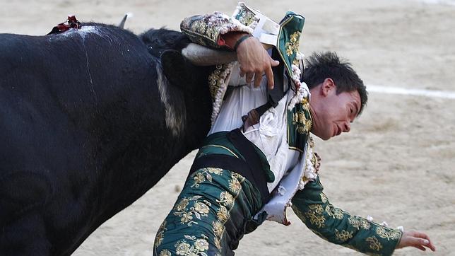 Terrorífica cogida a Manolo Vanegas en Las Ventas