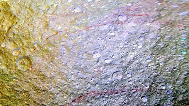 ¿Qué son esos extraños arcos rojos en Tetis, la luna de Saturno?