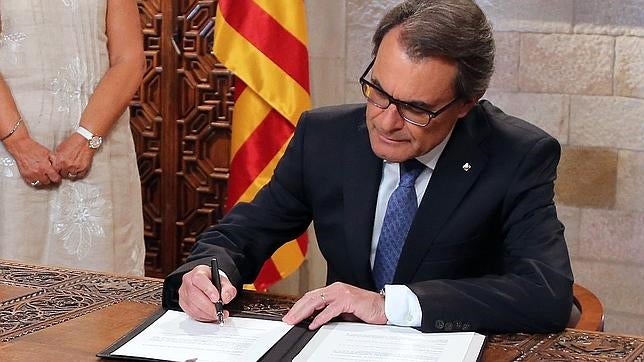 Mas firma un decreto ordinario pero insiste en ver el 27-S como un plebiscito