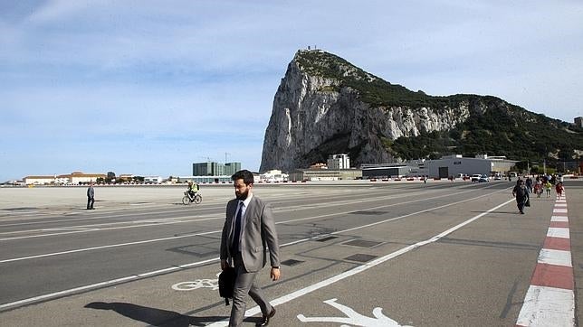 España propone a Reino Unido relanzar un nuevo esquema de cooperación con Gibraltar