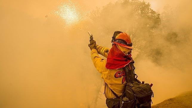 Los incendios en California dejan un muerto y obligan a evacuar a 12.000 personas