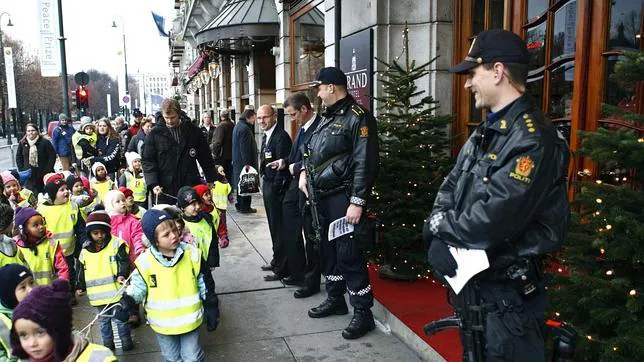 Agentes de policía delante de un hotel de Oslo en 2009