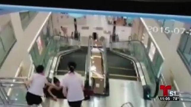Las cámaras de seguridad grabaron el horrible instante en que una mujer es «engullida» por las escaleras mecánicas