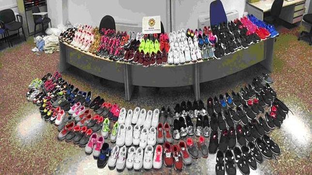 Detenidos por vender casi 300 zapatillas falsificadas en plena calle