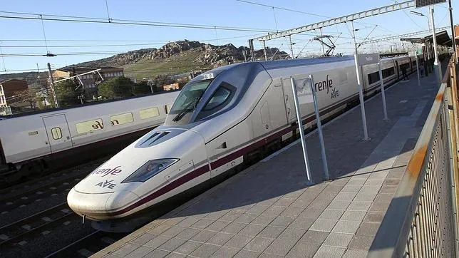 Un tren de Alta Velocidad con destino a la estación madrileña de Atocha espera su salida en la de Puertollano (Ciudad Real)