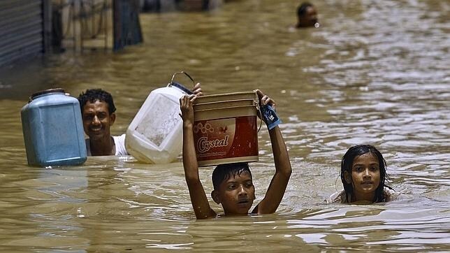 Mueren al menos 100 personas en inundaciones en la India