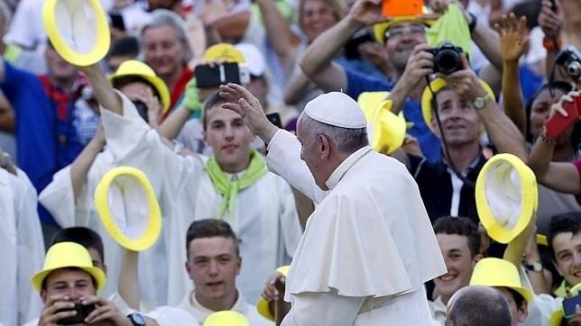 El Papa saluda a los monaguillos durante una audiencia en la plaza de San Pedro