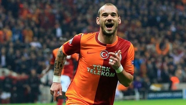 Sneijder, celbra su gol con el Galatasaray de la Superliga de Turquía