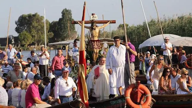 En la imagen, devotos acompañan al Cristo de la Salud en sus embarcaciones
