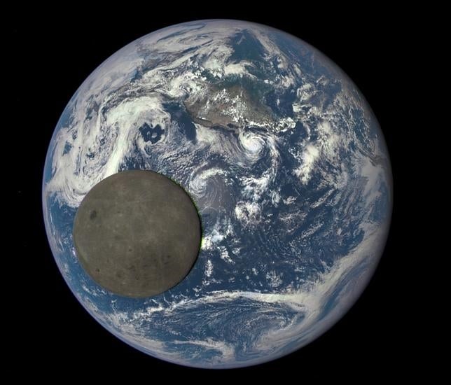 La NASA publica la imagen más «épica» de la Luna mientras cruza la Tierra