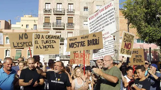 Protesta de vecinos de la Barceloneta contra los pisos turísticos