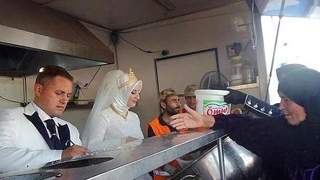 El matrimonio turco ofreciendo comida a los refugiados sirios