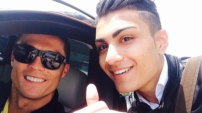 Besotted Shanta posa junto a su ídolo, Cristiano Ronaldo