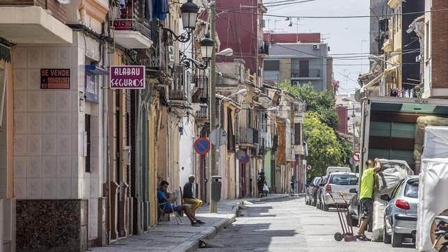 Ruta nocturna en el Cabanyal: el redescubrimiento del «barrio olvidado»