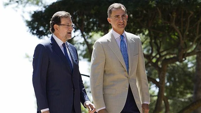 Felipe VI recibe al Presidente del Gobierno Mariano Rajoy en el Palacio de Marivent en 2014
