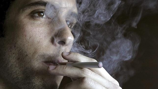Los médicos apuestan por aumentar los impuestos del tabaco para frenar su consumo y financiar la sanidad