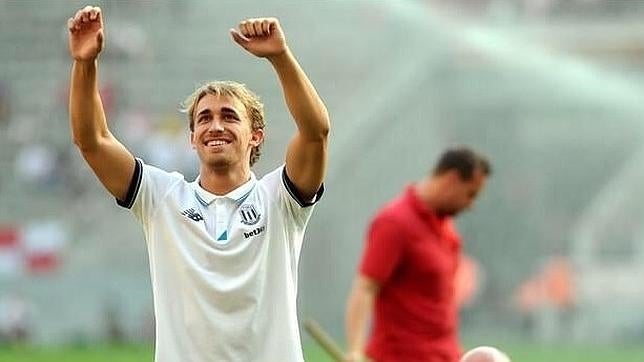 Marc Muniesa baila junto a los aficionados del Stoke City