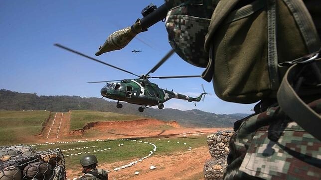 Un helicóptero de las Fuerzas Armadas de Perú, aterrizando para combatir al grupo terrorista