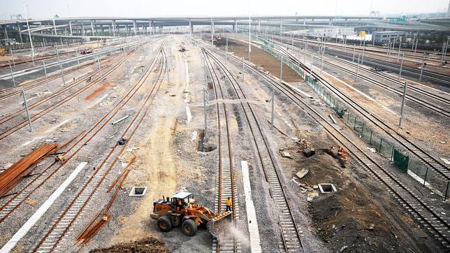 Unos trabajadores trabajan en laconstrucción de la estación de ferrocarril de Shanghái-Hongqiao
