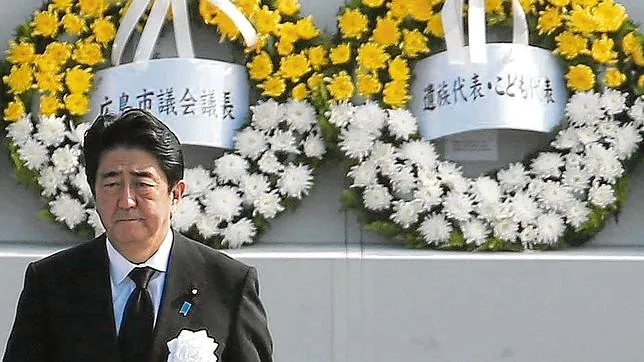 El primer ministro japonés, Shinzo Abe, en el Monumento a la Paz de Hiroshima