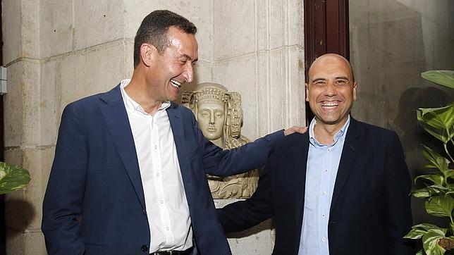 Carlos González, alcalde de Elche, y Gabriel Echávarri, regidor de Alicante, hoy