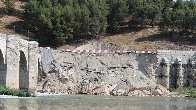Imagen del Puente de Cabezón de Pisuerga tras su derrumbe hace dos meses