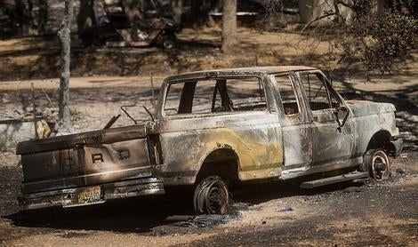 Una camioneta quemada en California, Estados Unidos (EFE)