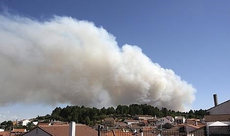 Columna de humo del incendio forestal declarado este jueves en Acebo (Cáceres), (EFE)