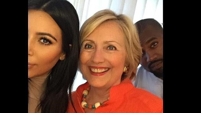 Kim Kardashian presume de «selfie» con Hillary Clinton