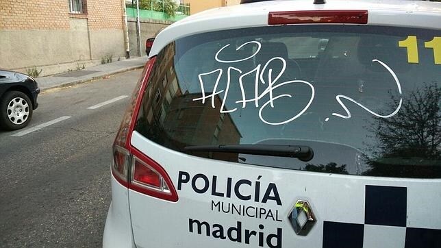 Pintadas insultantes de los radicales en los coches policiales