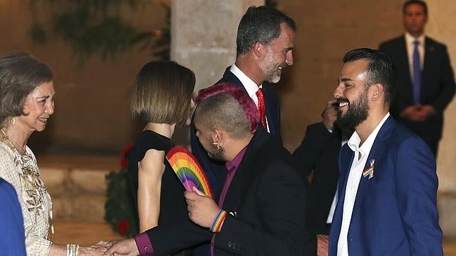 Los Reyes y el invitado de la cresta rosa