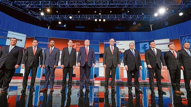 Imagen de los diez candidatos republicanos durante el primer debate, televisado este jueves