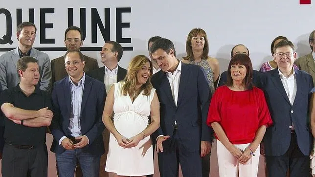 Sánchez charla con Díaz en la reunión del Consejo Político Federal del PSOE en Sevilla el pasado julio